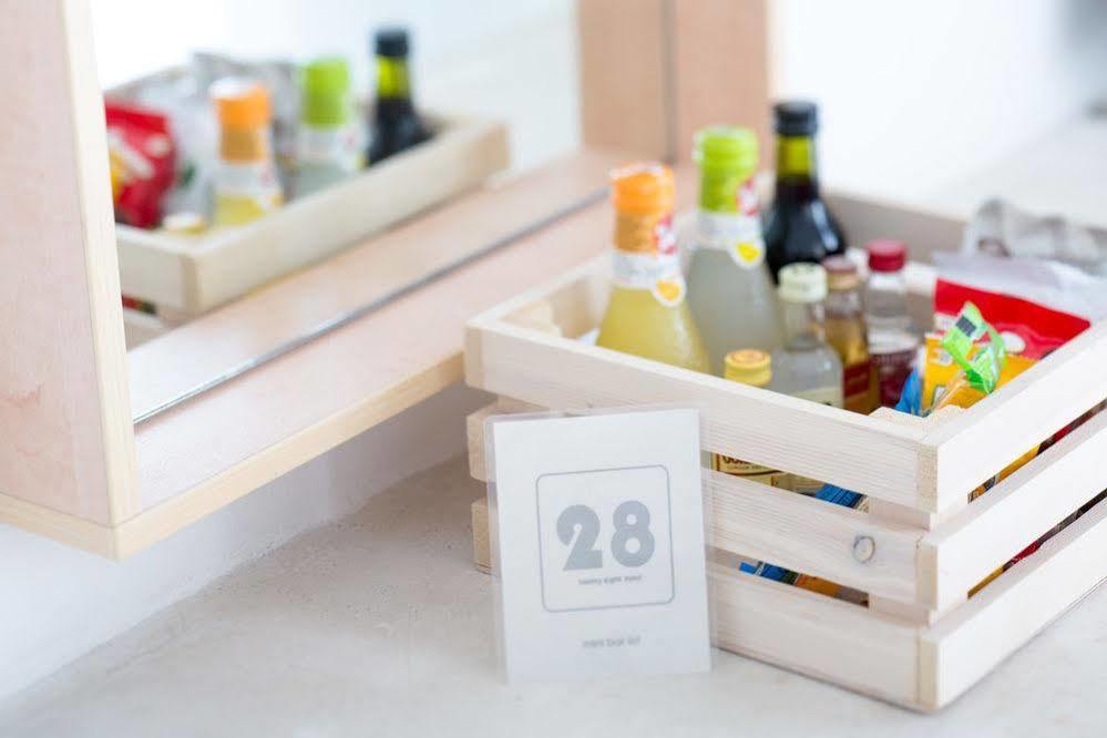 Hotel 28 Kamári Екстериор снимка